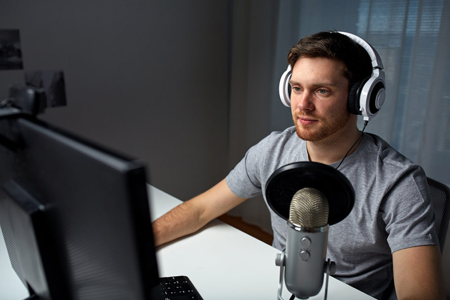 iStock_94663719_XXXLARGE-studio-narrator-mic-1024-910x607.jpg